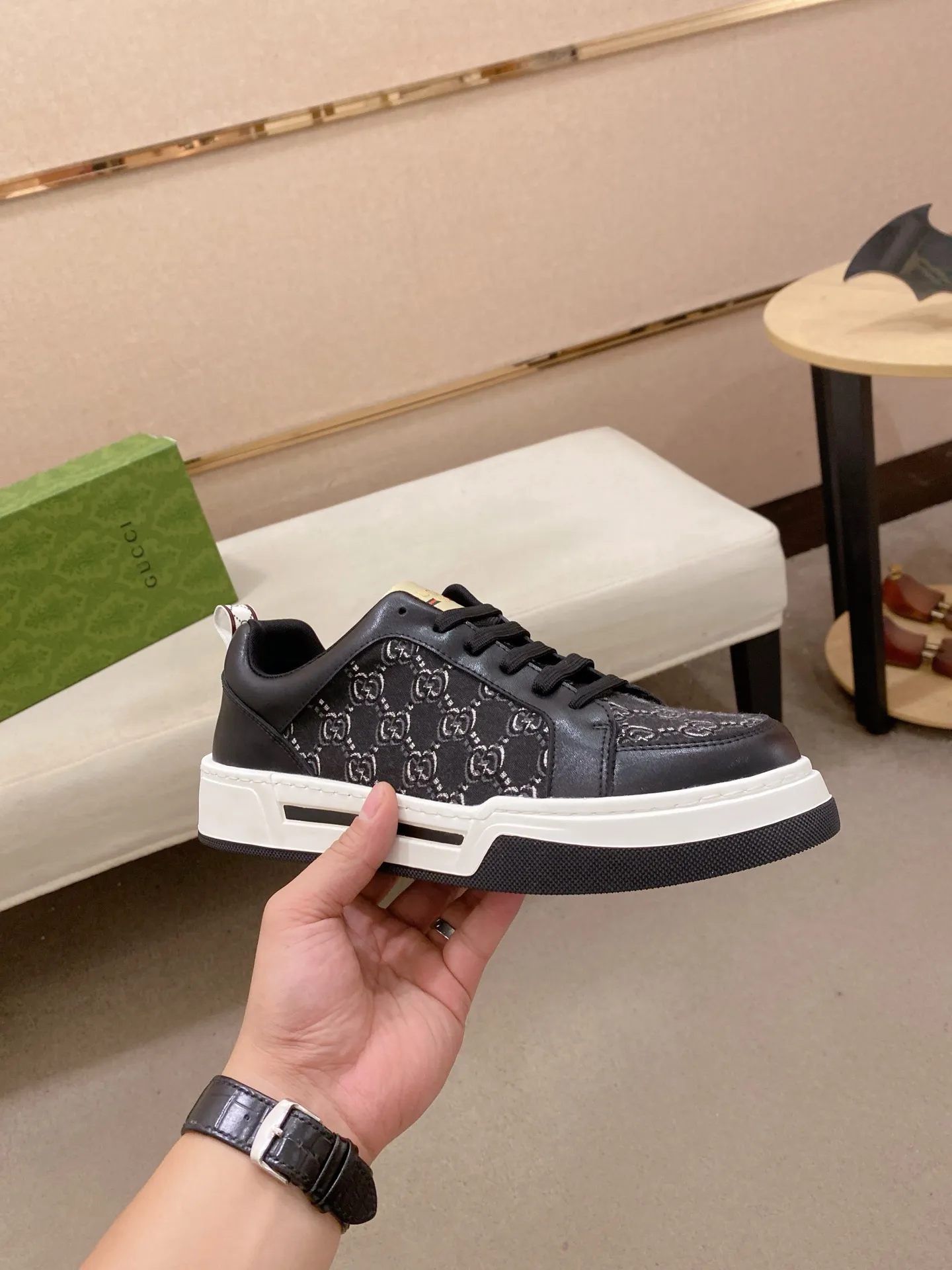 Men's shoes 💰 420 💰 High-quality new GUCCI counters are launched simultaneously. The new men's shoes, 😘fabrics are selected from imported cowhide, and the lining is sheepskin lining. 👍🏿 High-end ☄️ air-cushion molded anti-slip rubber outsole, exquisite lines, simple and elegant, comfortable and high-end for leisure travel. Code number: 38 to 44 (45 can be customized and cannot be returned or exchanged)